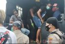 Polisi Gerak Cepat, Geger, Puluhan Orang Diangkut Pakai Truk - JPNN.com