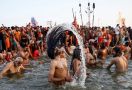 Ribuan Umat Hindu Mencebur ke Sungai Gangga, Ada yang Bawa Pedang dan Trisula - JPNN.com
