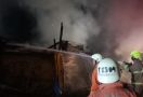 Dua Kios di Jakarta Timur Terbakar, Ada Ledakan - JPNN.com