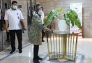 Mensos Merapikan dan Menata Bunga di Gedung Kemensos Salemba - JPNN.com