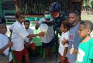 Prajurit TNI Bagikan Minuman Sehat Bergizi Untuk Anak-Anak Papua - JPNN.com