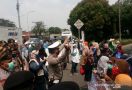 Polisi Menghalau Ibu-Ibu Pendukung Habib Rizieq - JPNN.com