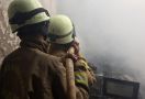 Warga Pasar Rebo Melihat Asap di Rumah Pak Haji Margo, Seketika Api Membesar - JPNN.com