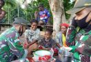 Keren, Prajurit TNI Ajari Mama-Mama di Papua Tentang Cara Membuat Kue - JPNN.com