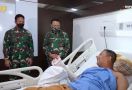 Terbaring di Rumah Sakit, Praka Supriyanto Diberi Kejutan oleh KSAD - JPNN.com