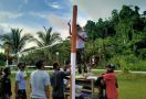 Keren, Personel TNI Membangun Sarana Olahraga di Papua - JPNN.com