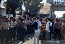 Kuasa Hukum Habib Rizieq yang Masuk ke PN Jaktim Dibatasi, Polisi Turun, Tegang - JPNN.com