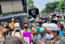 Situasi di PN Jaktim Sempat Memanas, Sejumlah Pendukung Habib Rizieq Diamankan - JPNN.com