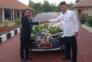 Sepasang Pengantin di Kebumen Terharu Naik Mobil Dinas Bupati - JPNN.com