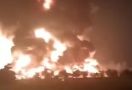 Kilang Minyak Balongan Terbakar, Suara Ledakan Sampai Radius 7 Kilometer - JPNN.com