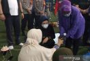 Bu Risma Pijat Pengungsi Korban Kebakarang Kilang Balongan, Matanya Berkaca-kaca, Sedih - JPNN.com