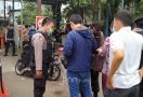 Polisi Bersenjata Laras Panjang Berjaga di Depan Polda Metro Jaya, Semua Orang yang Masuk Digeledah - JPNN.com