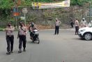 Akses Menuju Tempat Wisata Pelabuhan Ratu Disekat Polisi - JPNN.com