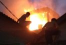 Detik-detik Kebakaran Rumah Dua Lantai di Cakung, Diawali Ledakan - JPNN.com