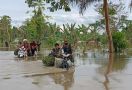 Prajurit TNI Bantu Warga Terdampak Banjir di Kampung Arso Papua - JPNN.com