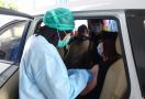 Ratusan Guru dan Lansia Ikut Vaksinasi Covid-19 Drive Thru di Pulomas - JPNN.com