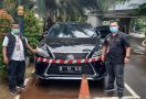 Kejaksaan Agung Sita Mobil Lexus Tersangka Korupsi ASABRI - JPNN.com