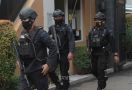 Densus Bergerak, Tangkap Terduga Penjual Senjata Api Ilegal, Geledah Rumah Pelaku - JPNN.com