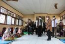 Mensos Kembali Kunjungi Dua Lokasi di NTT, Bawa Barang untuk Anak Juga - JPNN.com