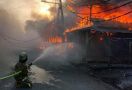 Kebakaran Hebat Melanda Pasar Lontar Tanah Abang, 174 Lapak Pedagang Hangus - JPNN.com