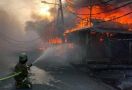 Pasar Kambing Tanah Abang Terbakar, Lihat Tuh Apinya Besar Banget - JPNN.com
