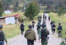 Detik-Detik Pasukan TNI-Polri Menyergap KKB di Rumah Camat pada Jumat Malam - JPNN.com