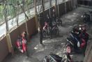 2 Orang Berbaju Batik ala Pegawai Pemerintah Berbuat Terlarang, Ismaya jadi Korbannya - JPNN.com