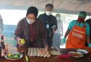 Temui Warga di Dua Lokasi Pengungsian, Mensos: Kami Ingin Pastikan Korban Bencana Dapatkan Makanan dan Logistik - JPNN.com