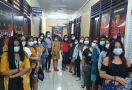 Wanita-wanita Ini Berpakaian Seksi, Rambut Terurai - JPNN.com