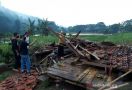 Berteduh Saat Hujan, 2 Petani Meninggal, 4 Luka Tertimpa Bangunan Ambruk - JPNN.com