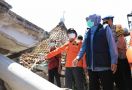 Bu Khofifah Santap Nasi Bungkus Bersama Para Korban Gempa, Ini Pesannya - JPNN.com