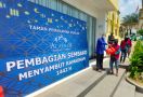 Al Azhar Memorial Garden Bagikan Ratusan Paket Sembako Jelang Bulan Ramadan - JPNN.com