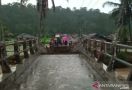 Diterjang Banjir, Jembatan di Simpati Pasaman Putus Total - JPNN.com