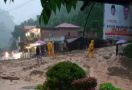 Diterjang Banjir Bandang, Jalan Kerinci - Bangko Tertimbun Lumpur dan Batu - JPNN.com