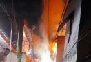 Sebuah Rumah di Tambora Terbakar, 20 Unit Branwir Dikerahkan - JPNN.com