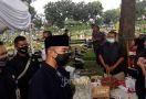Dian Sastro Diam Seribu Bahasa di Pemakaman Ayah Mertua, Iwet Ramadhan: Mohon Didoakan - JPNN.com