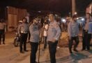 Tawuran Antarpemuda Pecah di Belawan, Batu dan Petasan Beterbangan - JPNN.com