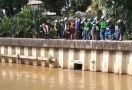 Pria Diduga Debt Collector Ceburkan Diri ke Sungai Ciliwung Ternyata Korban, Ya Ampun - JPNN.com