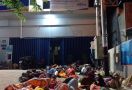 Demi BLT UMKM, Warga Rela Tidur dan Makan Sahur di Depan Bank - JPNN.com