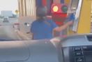 Video Viral Pengendara Motor Masuk Tol Dalam Kota, Begini Ceritanya - JPNN.com