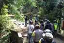 Desa Wadas Purworejo Mencekam, Warga Bentrok dengan Polisi, Batu Beterbangan - JPNN.com