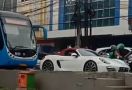 Viral Lantaran Terabas Jalur TransJakarta, Pengemudi Porsche Putih Ditangkap Polda Metro Jaya - JPNN.com