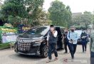 Gubernur Ridwan Kamil Menyambangi Rumah Letkol Irfan Suri, Bawa Uang Sebanyak Ini - JPNN.com