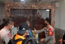 6 Jam Geledah Bekas Markas FPI, Polisi Angkut 4 Kontainer Barang Bukti - JPNN.com