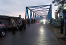 Puluhan Petugas Gabungan Bersiaga di Jembatan Baru Batujaya, Ada Apa? - JPNN.com