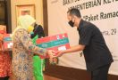 Ida Fauziah Bagikan Paket Ramadan untuk Driver Hingga Petugas Kebersihan Kemnaker - JPNN.com