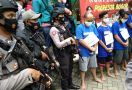 4 Pemuda Dikawal Polisi Bersenjata, Siapa Mereka? - JPNN.com