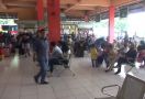 Jelang Larangan Mudik 2021, Terminal Bus Kampung Rambutan Diserbu Ribuan Orang - JPNN.com