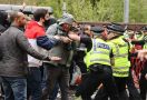Kerusuhan di Old Trafford, Polisi Terluka, Poin MU Terancam Dikurangi - JPNN.com