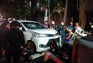 Seruduk Tiga Pengendara Motor, Pengemudi Avanza Bonyok Diamuk Warga, Mobil Ringsek Dirusak - JPNN.com